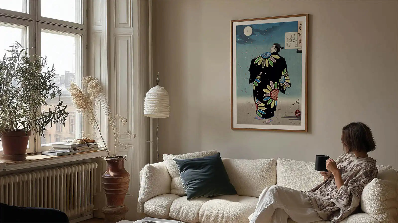 Biała sofa o nowoczesnym designie i minimalistycznej estetyce.