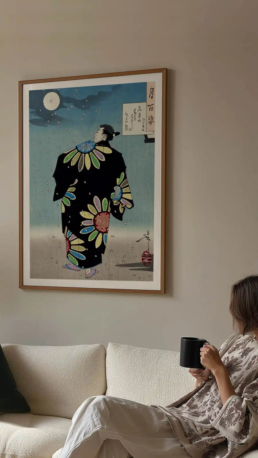 Czarna kimono sztuka ścienna z kolorowymi wzorami kwiatowymi i drewnianą ramą.