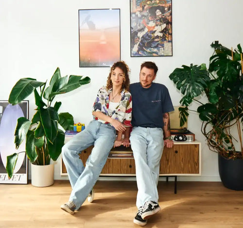 Drewniana witryna z nowoczesnym designem i ciemnobrązowym wykończeniem.