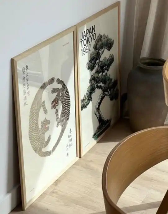 Dwa oprawione wydruki sztuki.