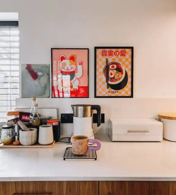 Kwiatowy kubek z fioletowym uchwytem.