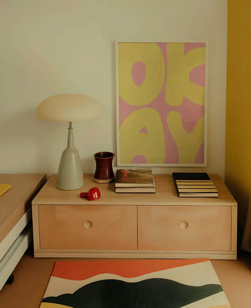 Minimalistyczna, jasnozielona ceramiczna lampa stołowa z gładkim, zaokrąglonym kloszem w kształcie grzyba.