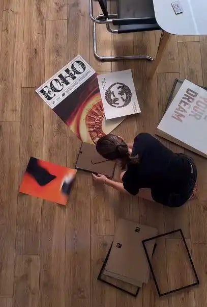 Montaż obrazów w ramkach.