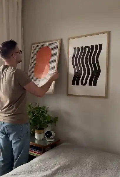 Obraz na ścianie w ramie.