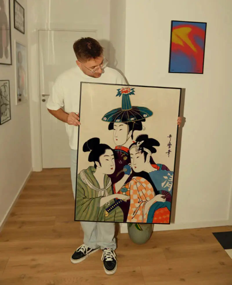 Ramyowany japoński drzeworyt z wizerunkiem trzech elegancko ubranych kobiet w tradycyjnych strojach, z których jedna trzyma wachlarz, a inna niesie ozdobny parasol.