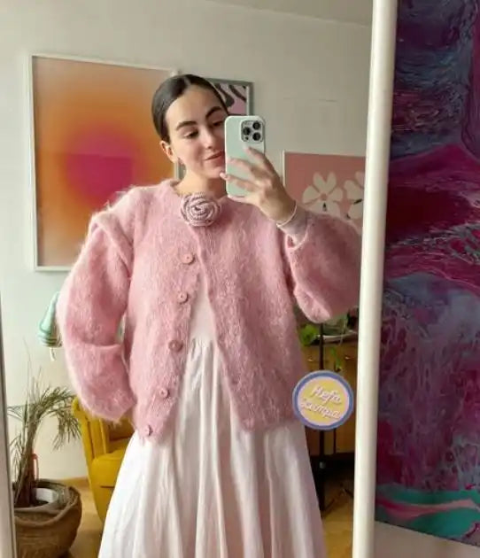 Różowy puszysty kardigan.